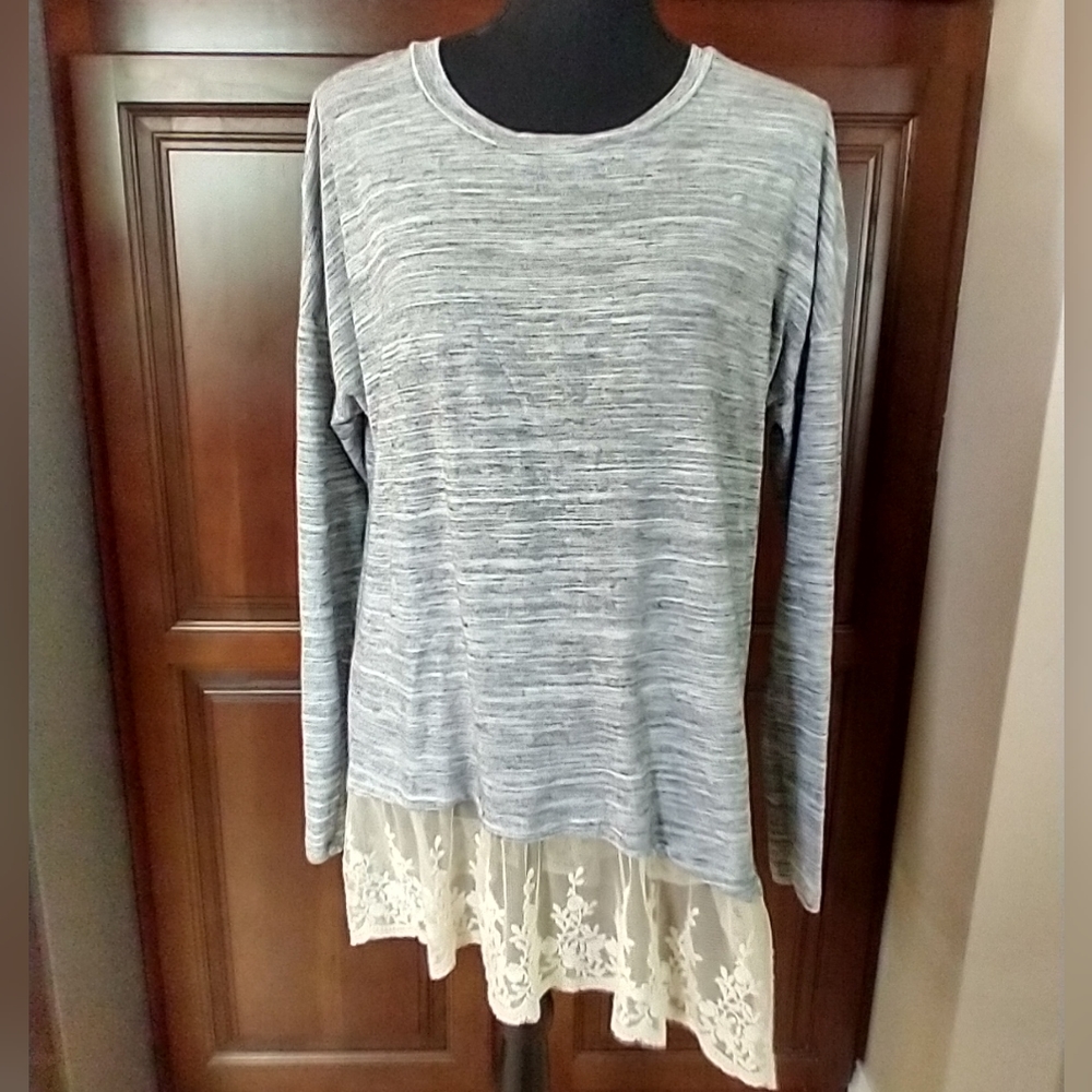 Hi-Lo Top with Ruffle L - Picture 1 of 6